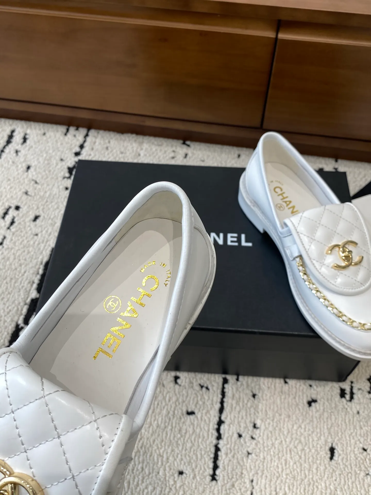 👟👟Ex-factory price 620👟👟 High version 🍀 The official website is updated simultaneously with the high version, CHANEL Chanel's new early spring top autumn shoes series____________ The must-have hot style for spring fragrances, the goddess series, with the elegant and ladylike temperament of fragrances, super attractive, irresistible, heart-beating... ▪️The upper is imported cowhide/butter/patent leather, high-end and texture ➕Original molded hardware buckle ➕Electric embroidery ▪️The lining is imported lambskin, soft and comfortable ▪️Original molded version, Italian genuine leather outsole🇮🇹 ▪️Number of codes: 34-42 (34 40 41 42 is custom-made, non-refundable and non-exchangeable) Multiple colors are available, you can also place an order with the picture BUY NOW 👉 BUY NOW 👉 BUY NOW 👉 BUY NOW 👉